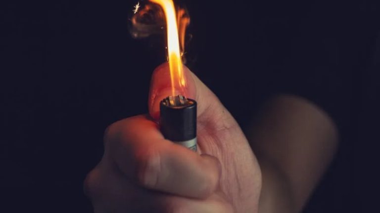 Quali sono le caratteristiche degli accendini a doppia fiamma?